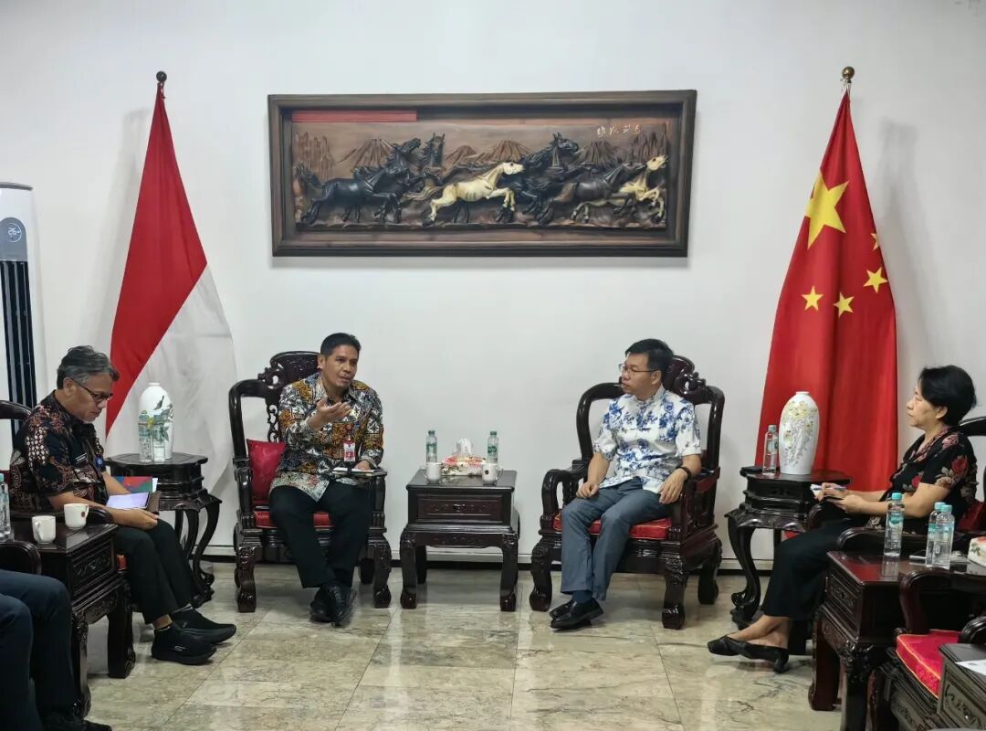 叶素总领事会见东爪哇省青年与体育局局长哈迪