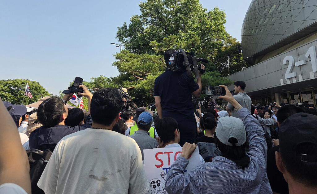 韓國地方選舉抗議期間辱罵並向警察吐口水　女子遭判監10個月
