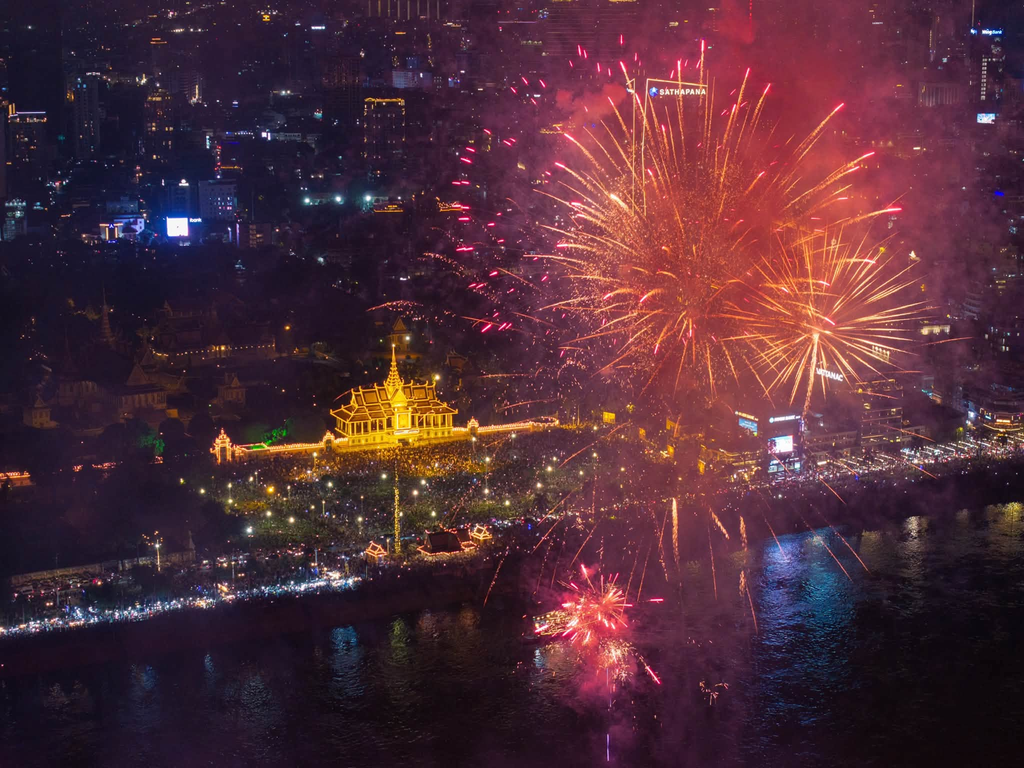 金邊燃放煙花慶祝西哈莫尼國王登基22週年
