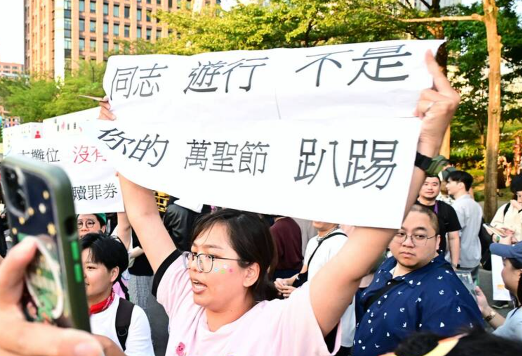 台北市长蒋万安出席同志游行遭民众抗议 停留不到10分钟离场