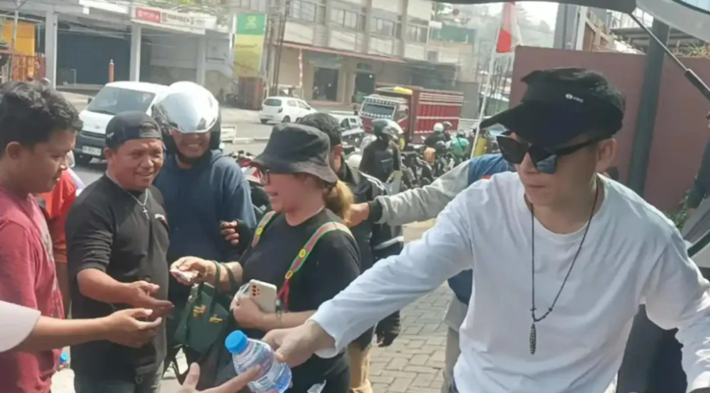 美娜多燃油供應緊張排起長隊，中國男子烈日下爲排隊車主免費分發物資
