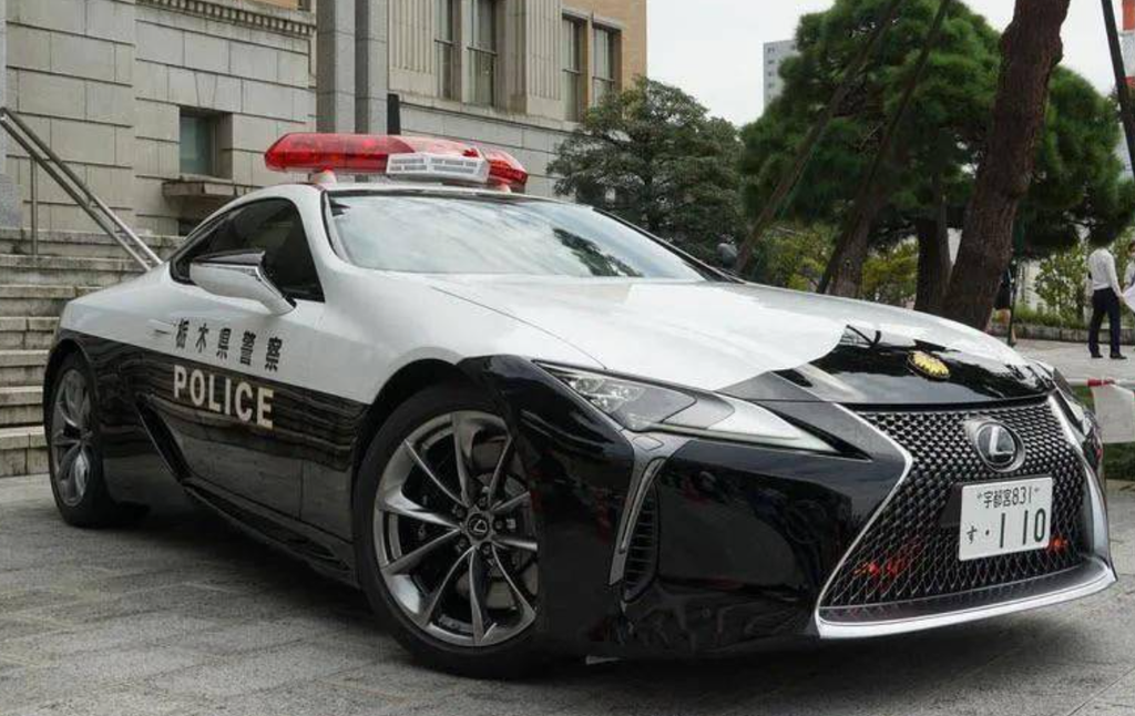日本男子闖入中學校舍偷鞋墊 警方調查是否涉及多起類似案件