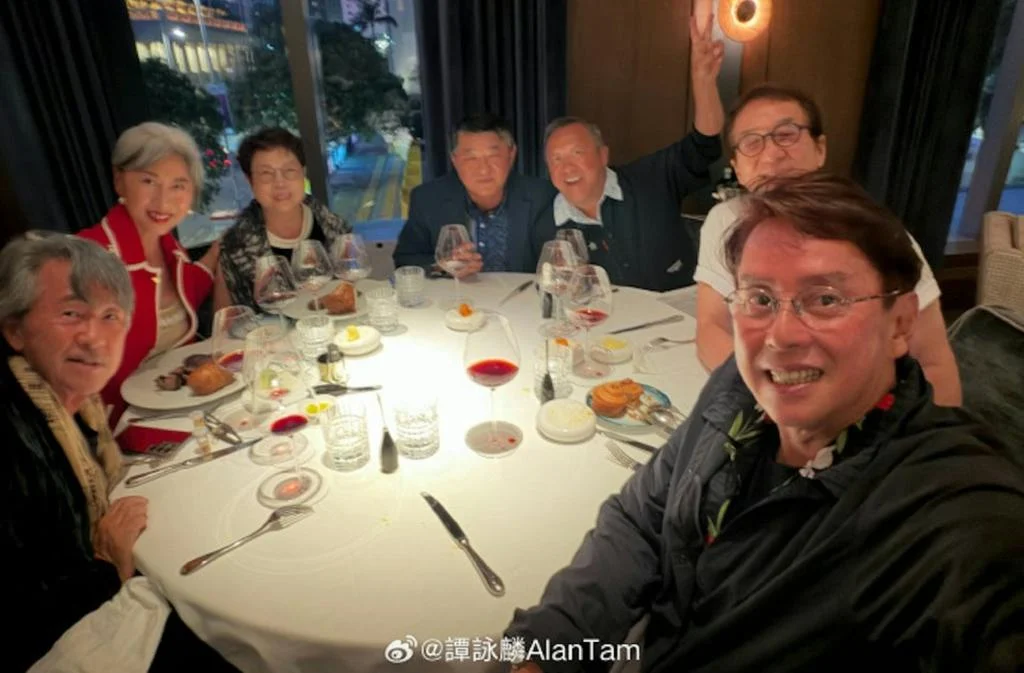 譚詠麟曬聚餐合照 成龍、曾志偉、林子祥葉蒨文難得同框