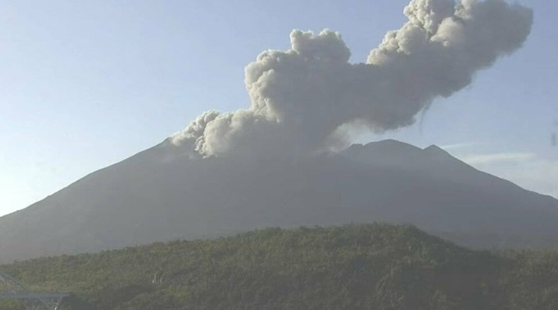 日本樱岛火山南岳喷发 烟柱高达千米 警戒维持三级