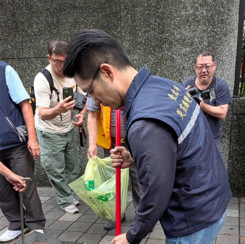 蔣萬安勘災掃地動作引爭議 李正皓類比連勝文“百工體驗”批擺拍