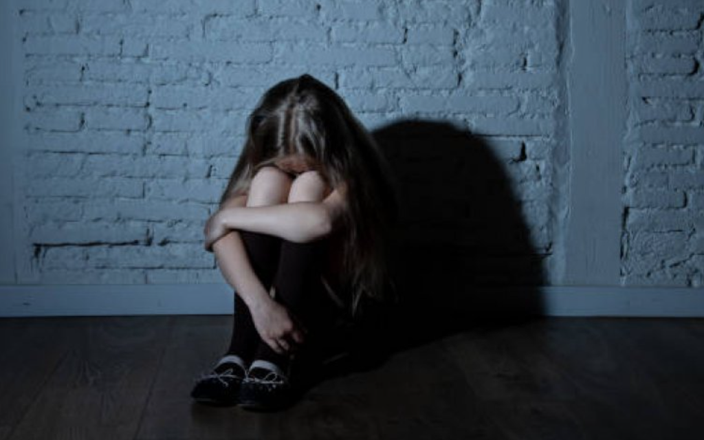法國女子揭露遭繼父虐待28年 曾被迫生下6名孩子