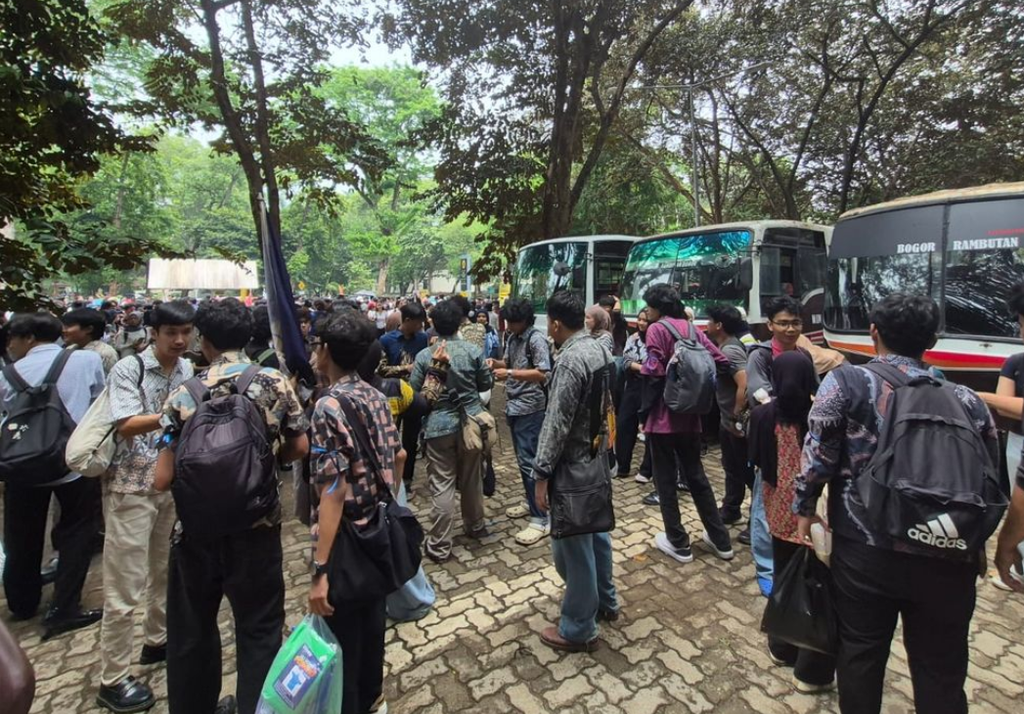 印尼大學學生前往雅加達市中心集會 參與者中午陸續出發